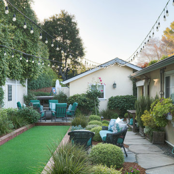 Side Yard Lounge with Privacy Planting