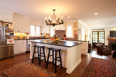 Example of a kitchen design in Charlotte