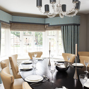 プネーの中サイズのコンテンポラリースタイルのLDKの画像 (緑の壁、無垢フローリング)