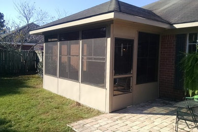 Example of a mid-sized trendy sunroom design in Miami with a standard ceiling