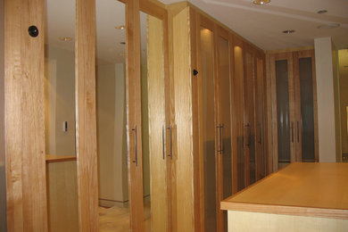 Example of a trendy closet design in Chicago