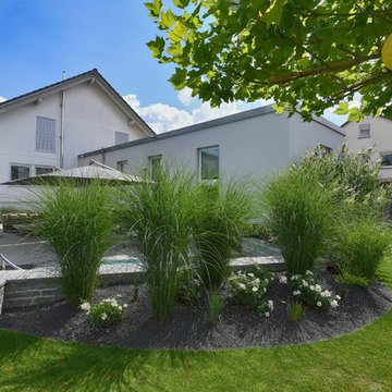Ein moderner Familiengarten mit Pool