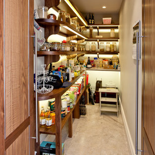 Lantlig inredning av ett skafferi, med öppna hyllor och skåp i mellenmörkt trä