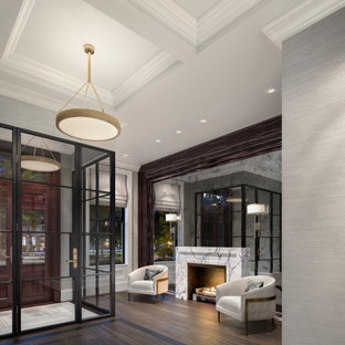 Cette image montre un grand hall d'entrée design avec un mur gris, un sol en bois foncé, une porte double, une porte en bois foncé, un plafond à caissons et du papier peint.