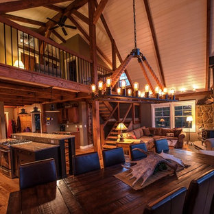 ポートランド(メイン)の広いラスティックスタイルのLDKの画像 (ベージュの壁、淡色無垢フローリング、薪ストーブ)