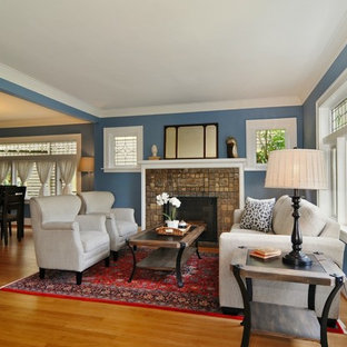Diseño de salón de estilo americano con paredes azules y marco de chimenea de baldosas y/o azulejos