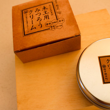 天然成分の蜜蝋ワックスで仕上げてあります