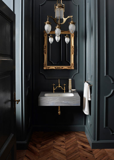 Классический Ванная комната by Corian Design UK