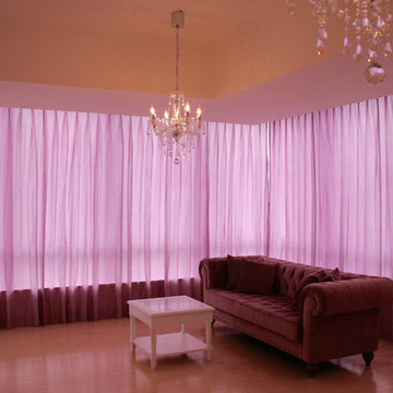 窓のサイズは幅９.６m！　姫系ピンクのカーテンはフロントレーススタイルで