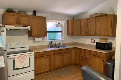 Inspiration for a small timeless l-shaped eat-in kitchen remodel in Seattle with shaker cabinets, quartz countertops, quartz backsplash, white countertops and an undermount sink