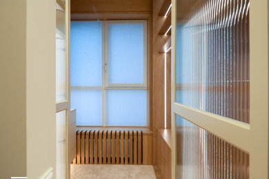 На фото: большая гардеробная комната в классическом стиле с стеклянными фасадами