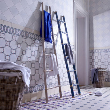 Mélange de styles pour une salle de bain entièrement carrelée
