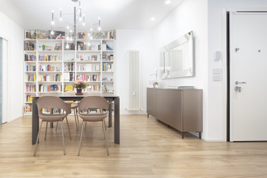 Immagine di una sala da pranzo aperta verso la cucina minimal di medie dimensioni con pareti bianche, pavimento in gres porcellanato e soffitto ribassato
