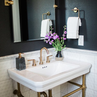 Landhausstil Badezimmer mit schwarzer Wandfarbe Ideen, Design & Bilder