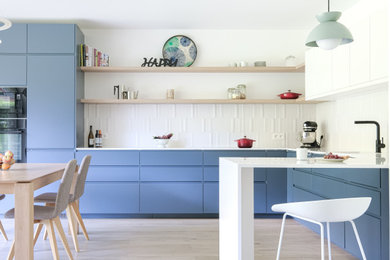 Cette image montre une cuisine minimaliste.