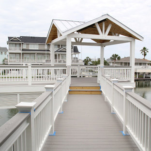 ヒューストンの大きいビーチスタイルのおしゃれな裏庭のデッキ (桟橋) の写真