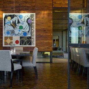 Cette photo montre une salle à manger sud-ouest américain avec un sol en bois foncé.