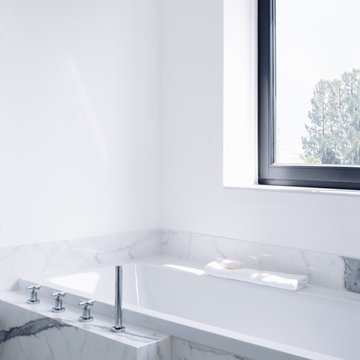 Oh Calacatta! Fugenlose Marmorbäder im hellen Design