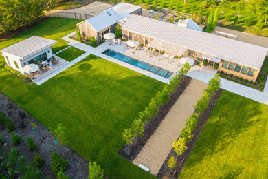 Идея дизайна: большой летний участок и сад на заднем дворе в стиле модернизм