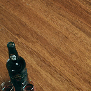 Exempel på en liten klassisk hall, med bambugolv