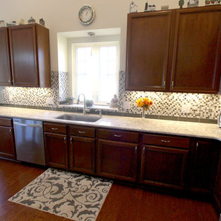 Küchen mit dunklen Holzschränken und schwarzen Elektrogeräten Ideen