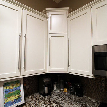Shaker Style Modern Kitchen with Alabaster Cabinets