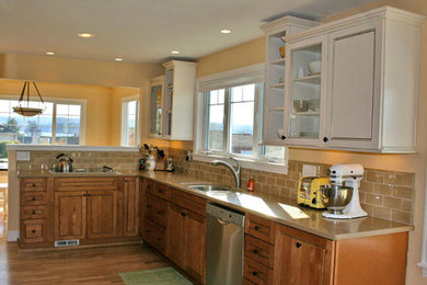 Example of a classic kitchen design in Seattle