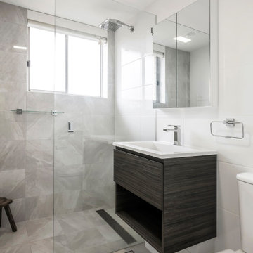 Bathroom with White Gloss wall tiles