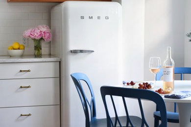 オースティンにあるコンテンポラリースタイルのおしゃれなキッチン (白いキッチンパネル、サブウェイタイルのキッチンパネル、テラコッタタイルの床) の写真