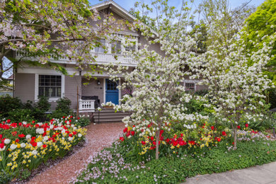 Example of an arts and crafts home design design in San Francisco