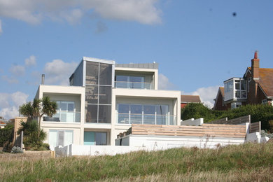 サセックスにあるビーチスタイルのおしゃれな家の外観の写真