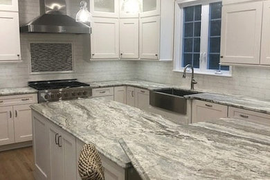 Kitchen - traditional kitchen idea in New York