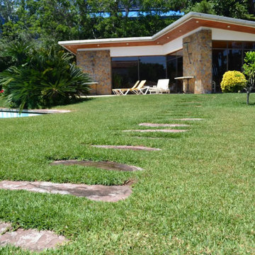 Instalación de césped artificial con piscina