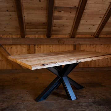 Altholz-Tisch mit Tanktrap-Gestell