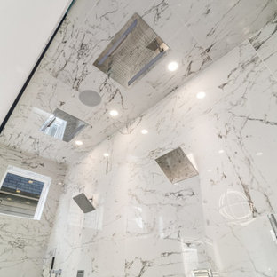 Ispirazione per una grande stanza da bagno padronale minimalista con ante lisce, WC monopezzo, piastrelle grigie, lavabo da incasso, vasca giapponese, doccia doppia, porta doccia a battente, ante bianche, due lavabi, mobile bagno sospeso, panca da doccia, piastrelle di marmo, pareti grigie, pavimento in marmo, top in marmo, pavimento grigio e top grigio