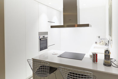 Trendy kitchen photo in Madrid