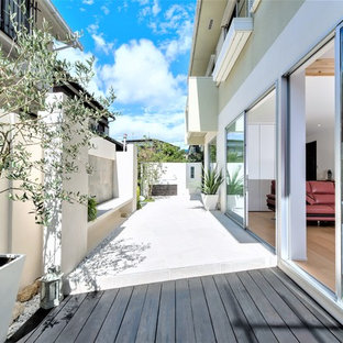 東京都下のコンテンポラリースタイルのおしゃれな横庭のテラス (日よけなし) の写真