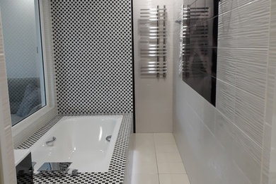 Пример оригинального дизайна: маленькая ванная комната в современном стиле с черными фасадами, инсталляцией, белой плиткой, керамической плиткой, белыми стенами, полом из керамической плитки, подвесной раковиной и белым полом для на участке и в саду
