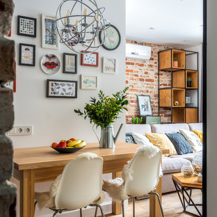 Пример оригинального дизайна: гостиная-столовая среднего размера в современном стиле с белыми стенами, светлым паркетным полом и бежевым полом