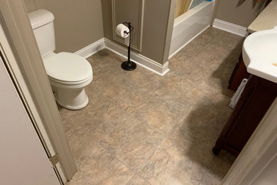 Example of a farmhouse bathroom design in New Orleans