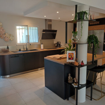 Rénovation cuisine arrondie noir et bois - 16 m²