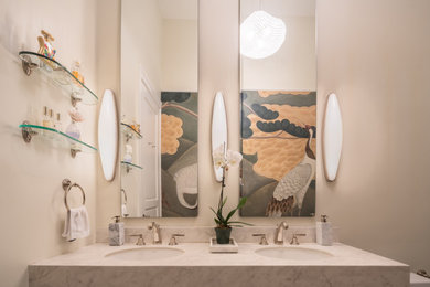 ニューヨークにあるラグジュアリーなモダンスタイルのおしゃれなマスターバスルーム (アルコーブ型シャワー、大理石の洗面台、開き戸のシャワー、洗面台2つ、独立型洗面台、壁紙) の写真