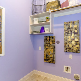 Ejemplo de cuarto de lavado lineal, de tamaño medio, con armarios abiertos, puertas de armario blancas, paredes púrpuras, suelo de baldosas de cerámica, lavadora y secadora juntas y suelo negro