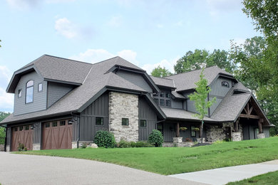 他の地域にあるラグジュアリーなトラディショナルスタイルのおしゃれな家の外観 (コンクリート繊維板サイディング) の写真