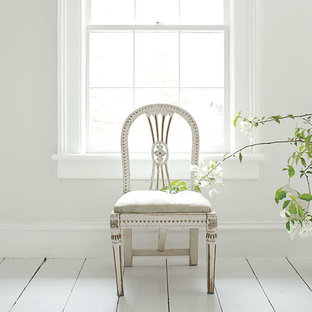 Geschlossenes, Mittelgroßes Landhaus Esszimmer mit weißer Wandfarbe und gebeiztem Holzboden in Sonstige