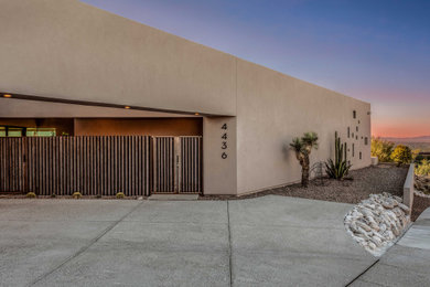 フェニックスにあるサンタフェスタイルのおしゃれな玄関アプローチ (日向、金属フェンス) の写真