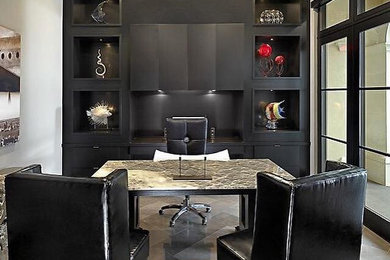 Idee per un ufficio minimalista di medie dimensioni con pareti grigie, pavimento con piastrelle in ceramica, nessun camino, scrivania autoportante e pavimento grigio