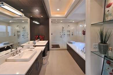 Example of a minimalist bathroom design in Chicago