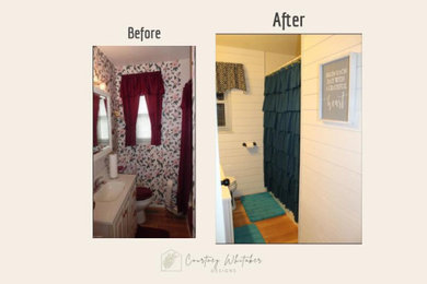 Foto de cuarto de baño único de estilo de casa de campo pequeño con combinación de ducha y bañera, paredes blancas, suelo de madera clara y suelo marrón