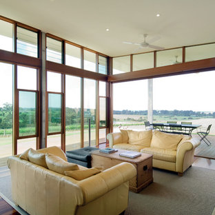 メルボルンの大きいモダンスタイルのおしゃれなLDK (濃色無垢フローリング) の写真